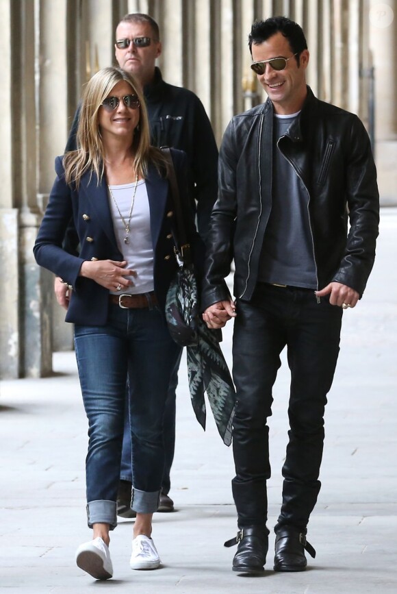 Jennifer Aniston et Justin Theroux lors de leur escapade amoureuse à Paris. Le 11 juin 2012.