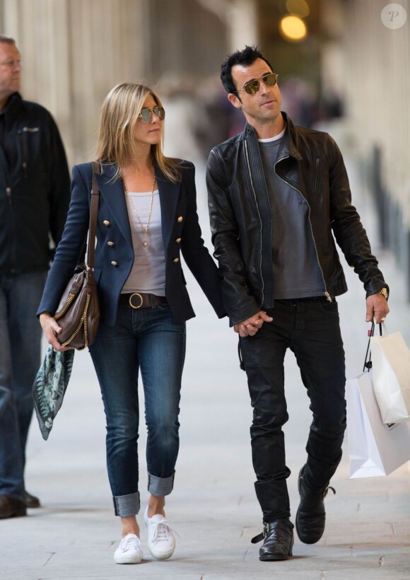 Jennifer Aniston et Justin Theroux main dans la main et en pleine séance shopping à Paris. Le 11 juin 2012.
