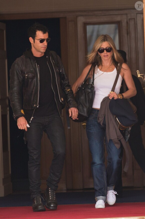 Jennifer Aniston et Justin Theroux quittent Paris. Le 14 juin 2012.