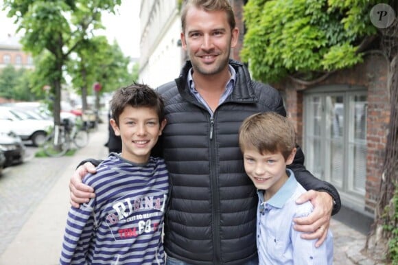 Martin Jorgensen avec les princes Nikolai et Felix le 29 juin 2012 devant l'école Krebs.