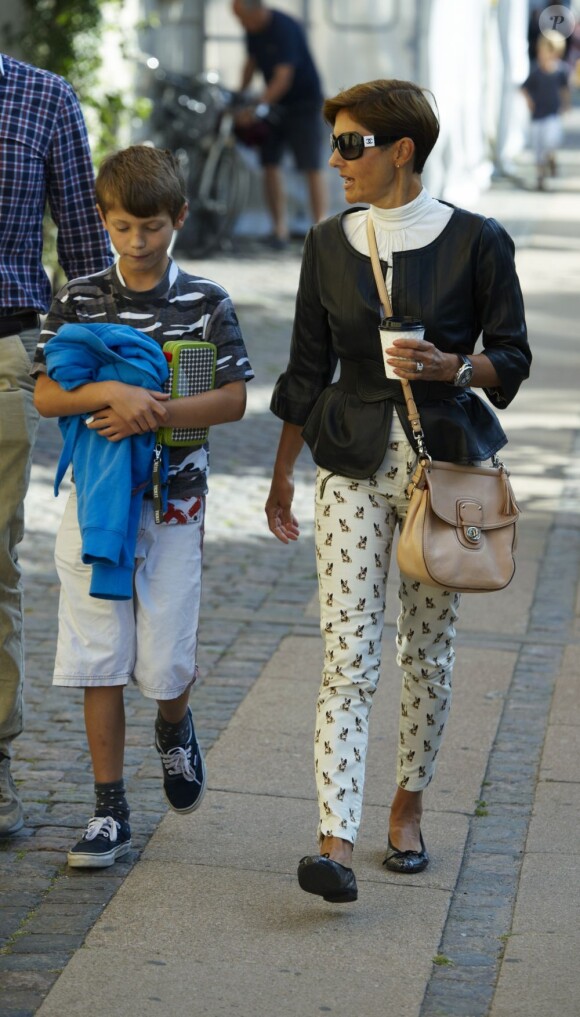 La comtesse Alexandra accompagnait son fils le prince Felix de Danemark, 10 ans, le 14 août 2012 pour sa rentrée en 4e à l'école Krebs de Copenhague.