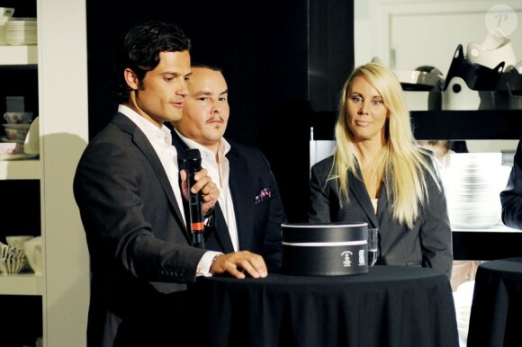 Le prince Carl Philip de Suède présentait à Stockholm le 15 août 2012 une collection de porcelaines à motifs animaliers élaborée avec son ami le graphiste et designer Oscar Kylberg.