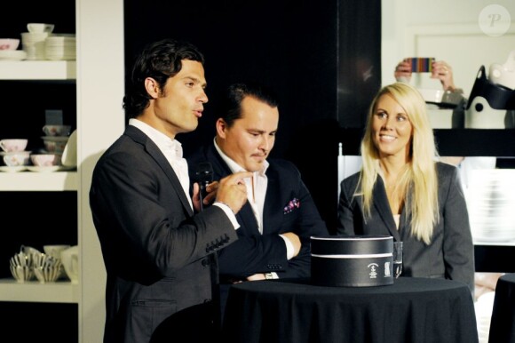 Le prince Carl Philip de Suède présentait à Stockholm le 15 août 2012 une collection de porcelaines à motifs animaliers élaborée avec son ami le graphiste et designer Oscar Kylberg.