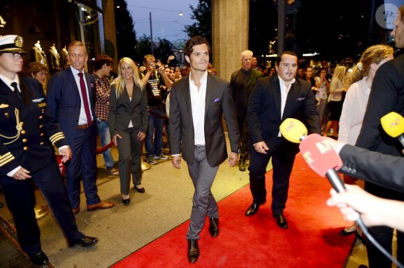 Le prince Carl Philip de Suède présentait à Stockholm le 15 août 2012 une collection de porcelaines à motifs animaliers élaborée avec son ami le graphiste et designer Oscar Kylberg.