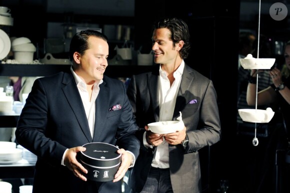 Le prince Carl Philip de Suède présentait à Stockholm le 15 août 2012 une collection de porcelaines à motifs animaliers élaborée avec son ami le graphiste et designer Oscar Kylberg.