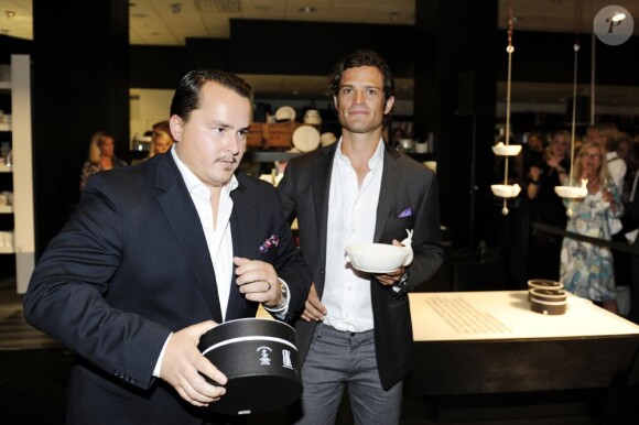 Le prince Carl Philip de Suède présentait à Stockholm le 15 août 2012 une collection de porcelaines à motifs animaliers élaborée avec son ami le graphiste et designer Oscar Kylberg.