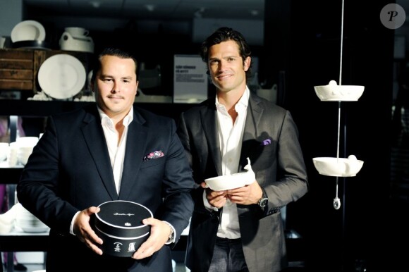 Le prince Carl Philip de Suède présentait à Stockholm le 15 août 2012 une collection de porcelaines à motifs animaliers élaborée avec son ami le graphiste et designer Oscar Kylberg.