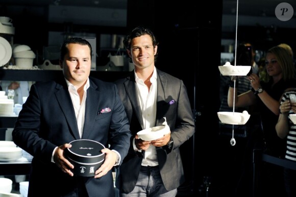 Le prince Carl Philip de Suède présentait à Stockholm le 15 août 2012 une collection de porcelaines à motifs animaliers élaborée avec son ami le graphiste et designer Oscar Kylberg.