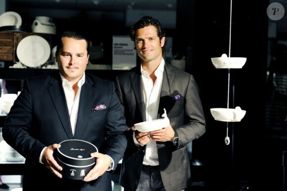 Le prince Carl Philip de Suède présentait à Stockholm le 15 août 2012 une collection de porcelaines à motifs animaliers élaborée avec son ami le graphiste et designer Oscar Kylberg.