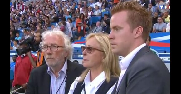 Françoise, veuve de Thierry Roland, soutenue par Jacques Vendroux et son fils Gary.
Deux mois après sa mort, Thierry Roland a été honoré le 15 août 2012 par une standing ovation d'une minute d'applaudissements en préambule au match France-Uruguay au stade Océane du Havre.