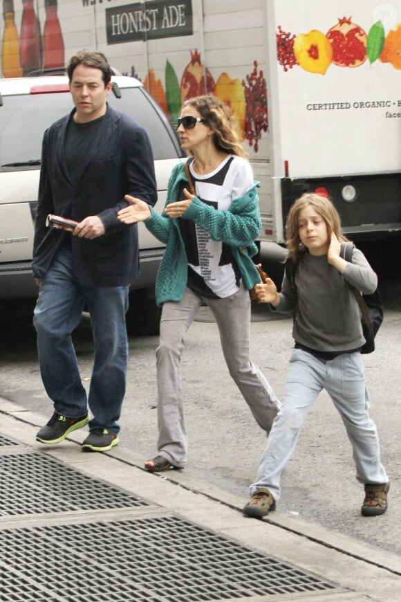 Sarah Jessica Parker, Matthew Broderick et leur fils James à New York, le 13 juin 2012. Le couple est également parent de jumelles, Marion et Tabitha, nées en juin 2009 via mère porteuse.
