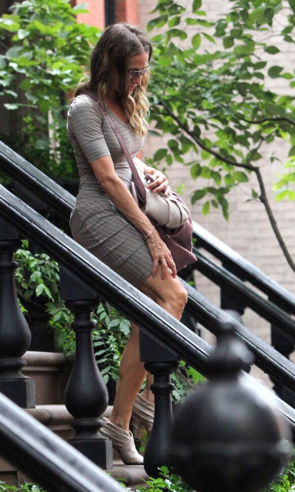 Sarah Jessica Parker sur les marches devant son immeuble, à New York, le 15 août 2012.