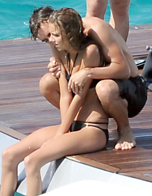 Fernando Alonso en vacances avec sa jeune compagne Dasha Kapustina et des amis sur un yacht au large de Majorque, le 13 août 2012.