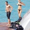 Fernando Alonso en vacances avec sa compagne Dasha Kapustina et des amis sur un yacht au large de Majorque, le 13 août 2012.