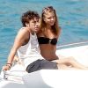 Fernando Alonso amoureux avec sa compagne Dasha Kapustina sur un yacht au large de Majorque, le 13 août 2012.
