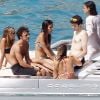 Fernando Alonso en vacances avec sa compagne Dasha Kapustina et des amis sur un yacht au large de Majorque, le 13 août 2012.