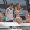 Fernando Alonso en vacances avec sa compagne Dasha Kapustina et des amis sur un yacht au large de Majorque, en août 2012.