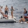 Fernando Alonso en vacances avec sa compagne Dasha Kapustina et des amis sur un yacht au large de Majorque, en août 2012.