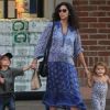 Exclu - Camila Alves tient par la main ses deux enfants Levi et Vida, quatre et deux ans. Los Angeles, le 16 août 2012.