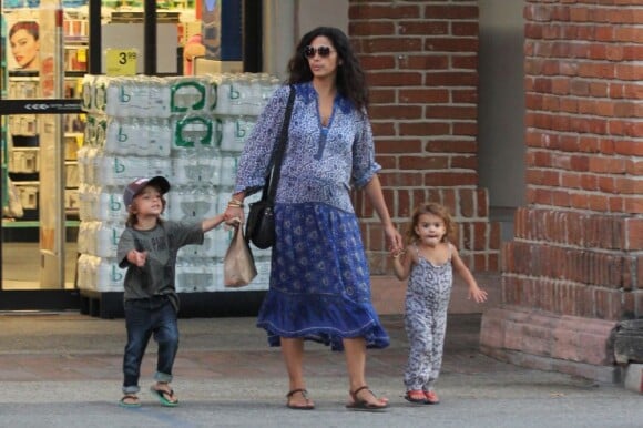 Exclu - Camila Alves tient par la main ses deux enfants Levi et Vida, quatre et deux ans. Los Angeles, le 16 août 2012.