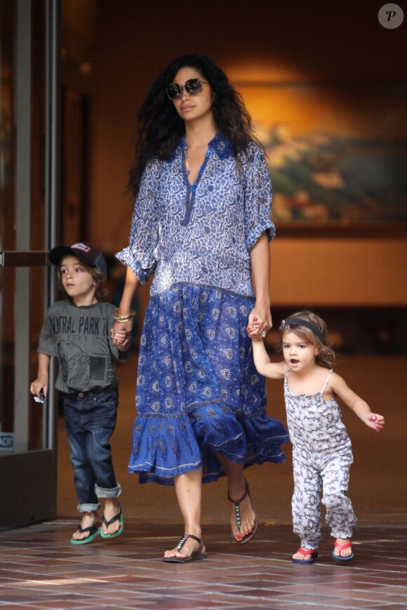 Exclu - Camila Alves et ses deux enfants Levi et Vida, quatre et deux ans à Los Angeles, le 16 août 2012.