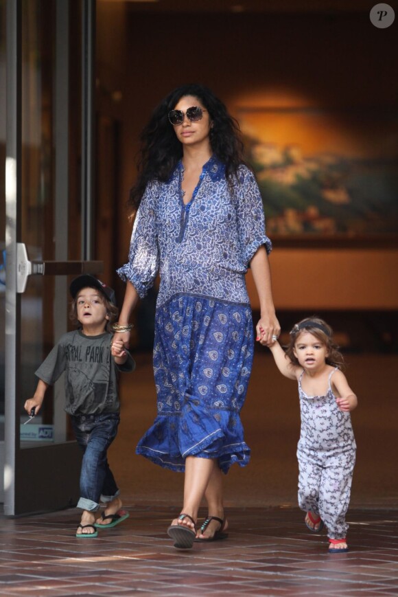 Exclu - Camila Alves sort de son rendez-vous médical avec ses deux enfants Levi et Vida, quatre et deux ans. Los Angeles, le 16 août 2012.