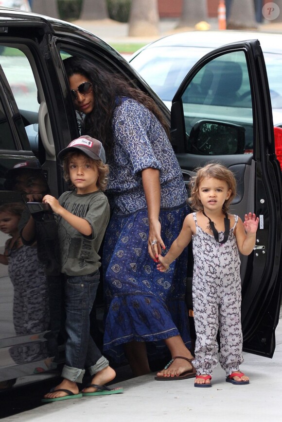 Exclu - Camila Alves sort de son rendez-vous médical avec les petits Levi et Vida, quatre et deux ans. Los Angeles, le 16 août 2012.