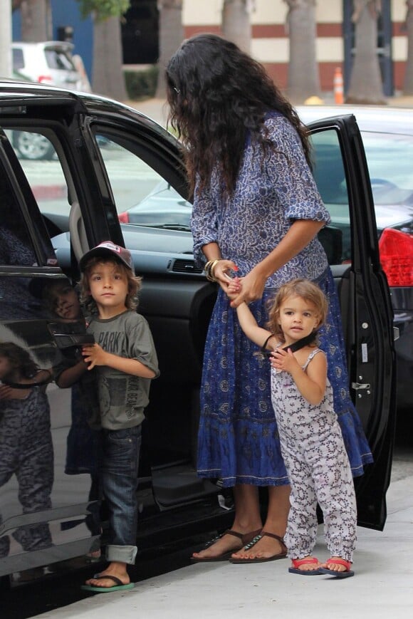 Exclu - Camila Alves, accompagnée ses deux enfants Levi et Vida, sort de son rendez-vous médical. Los Angeles, le 16 août 2012.