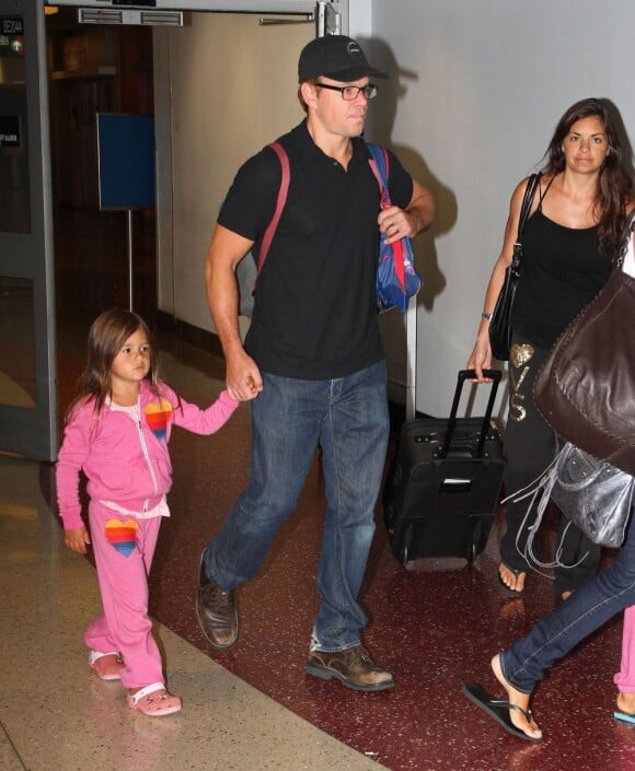 Matt Damon et sa fille Gia, 4 ans. La petite famille a été vue à l'aéroport de Boston le 16 août 2012.