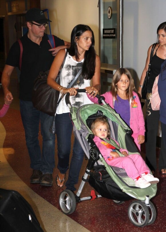 Matt Damon, sa femme Luciana Barroso et leurs filles. La petite famille a été vue à l'aéroport de Boston le 16 août 2012.