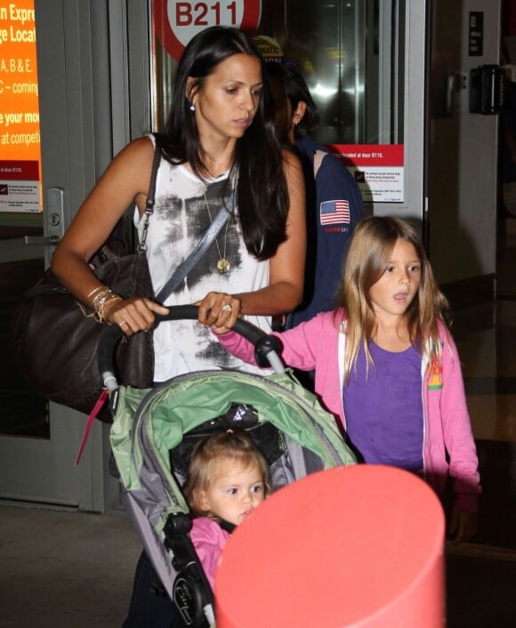 La femme de Matt Damon, Luciana Barroso, avec Isabella, 6 ans, et Stella, 2 ans. La petite famille a été vue à l'aéroport de Boston le 16 août 2012.
