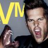 Tom Brady, habillée d'un costume Givenchy par Riccardo Tisci et photographié par Mario Testino, pose en couverture du numéro automne-hiver 2012 de VMAN.