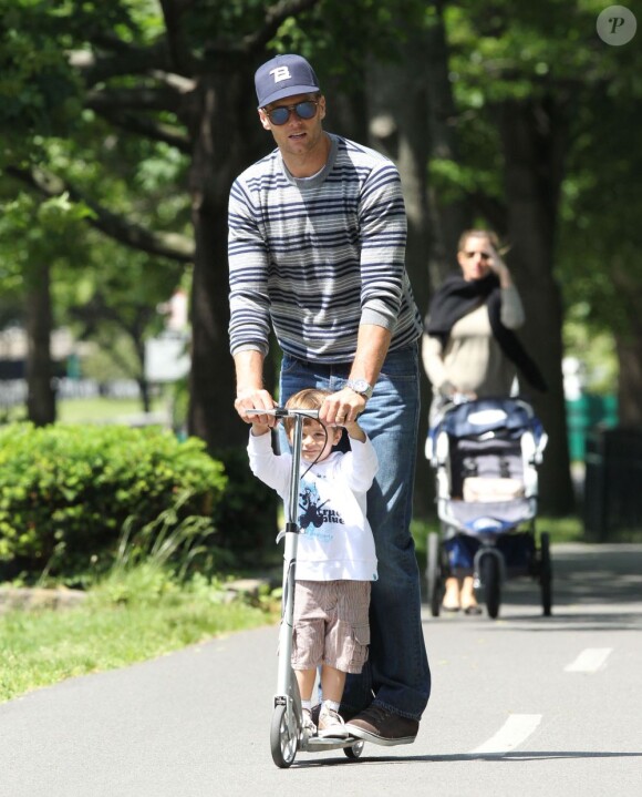 Tom Brady fait de la trottinette avec son fils Benjamin. Boston, le 1er juin 2012.