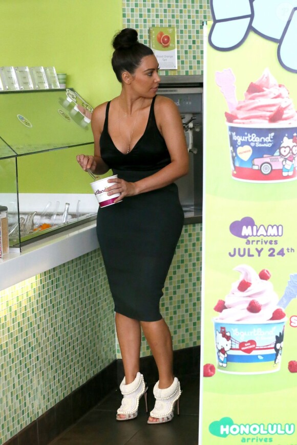 La voluptueuse Kim Kardashian dans la boutique Yogurtland à Honolulu, le 17 août 2012.