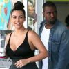 Kanye West et la voluptueuse Kim Kardashian, deux amoureux en vacances sur l'île d'Hawaï, quittent la boutique Yogurtland avec leurs yaourts glacés. Honolulu, le 17 août 2012.