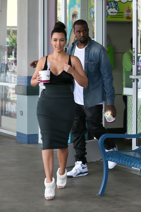 Kanye West et Kim Kardashian quittent la boutique Yogurtland avec leurs yaourts glacés. Honolulu, le 17 août 2012.