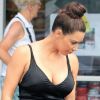 Kim Kardashian ultra sexy pour son amoureux Kanye West, se rend à la boutique Yogurtland. Honolulu, le 17 août 2012.