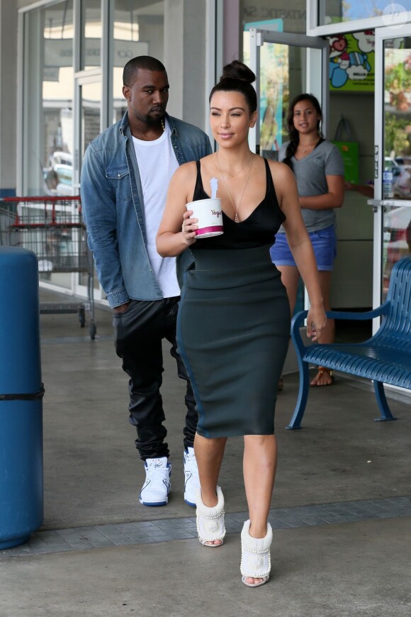 Kim Kardashian ultra sexy pour son moment à deux avec son amoureux Kanye West. Honolulu, le 17 août 2012.