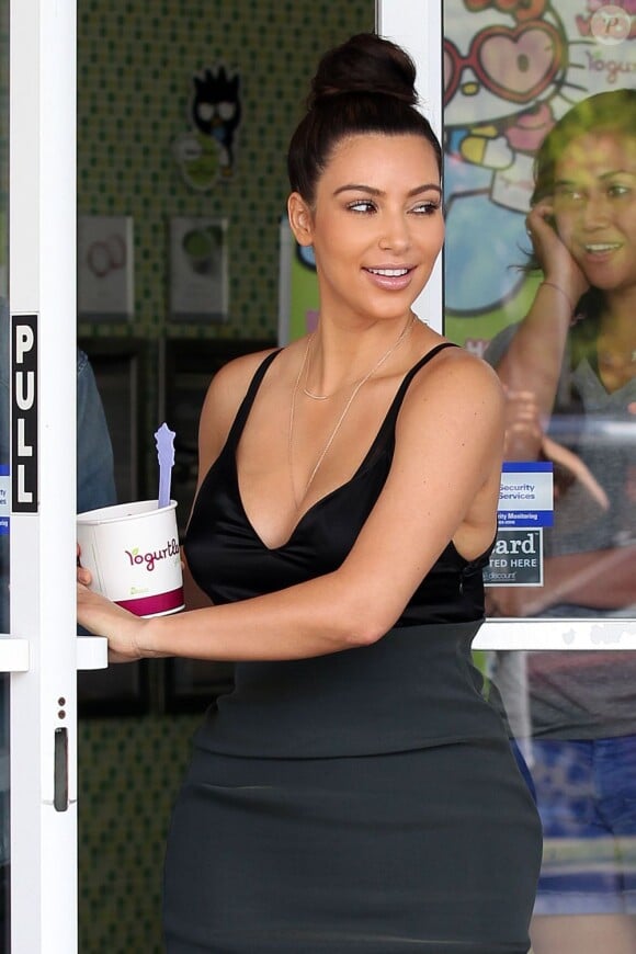 Kim Kardashian ultra sexy pour son amoureux Kanye West, quitte la boutique Yogurtland après y avoir acheté un yaourt glacé. Honolulu, le 17 août 2012.