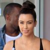 Kim Kardashian ultra sexy pour son amoureux Kanye West, quitte la boutique Yogurtland après y avoir acheté un yaourt glacé. Honolulu, le 17 août 2012.