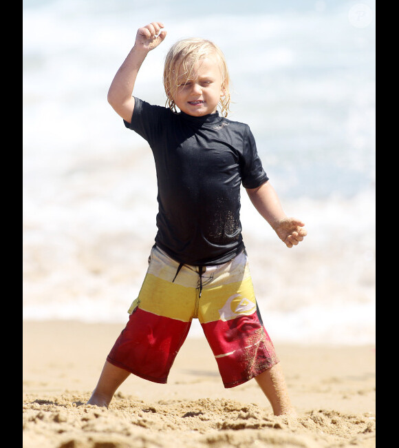 Gwen Stefani : son petit Zuma s'en donne à coeur joie sur la plage de Newport Beach le 19 août 2012