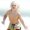 Gwen Stefani : son petit Zuma s'en donne à coeur joie sur la plage de Newport Beach le 19 août 2012