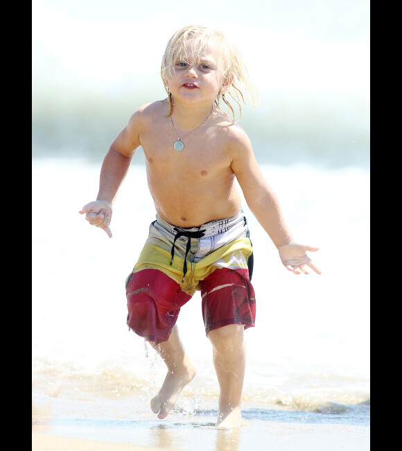 Gwen Stefani : son petit Zuma s'en donne à coeur joie sur la plage de Newport Beach le 19 août 2012
