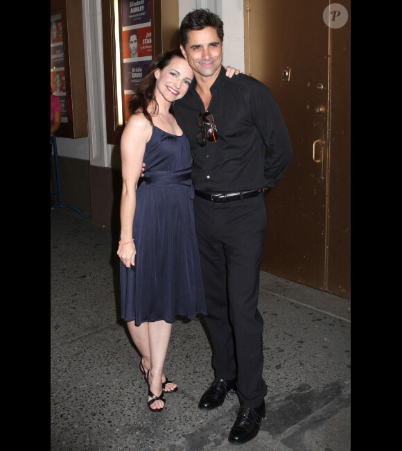 Kristin Davis et John Stamos, complices, à la sortie de leur représentation de The New Man, à New York, le 19 août 2012