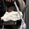 Le petit Noah est endormi à la descente de l'avion ! Alessandra Ambrosio, son fiancé Jaime Mazur et leurs enfants, arrivent à l'aéroport LAX de Los Angeles le 20 août 2012.