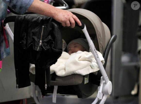 Le petit Noah est endormi à la descente de l'avion ! Alessandra Ambrosio, son fiancé Jaime Mazur et leurs enfants, arrivent à l'aéroport LAX de Los Angeles le 20 août 2012.