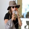 Alessandra Ambrosio, son fiancé Jaime Mazur et leurs enfants, arrivent à l'aéroport LAX de Los Angeles le 20 août 2012.