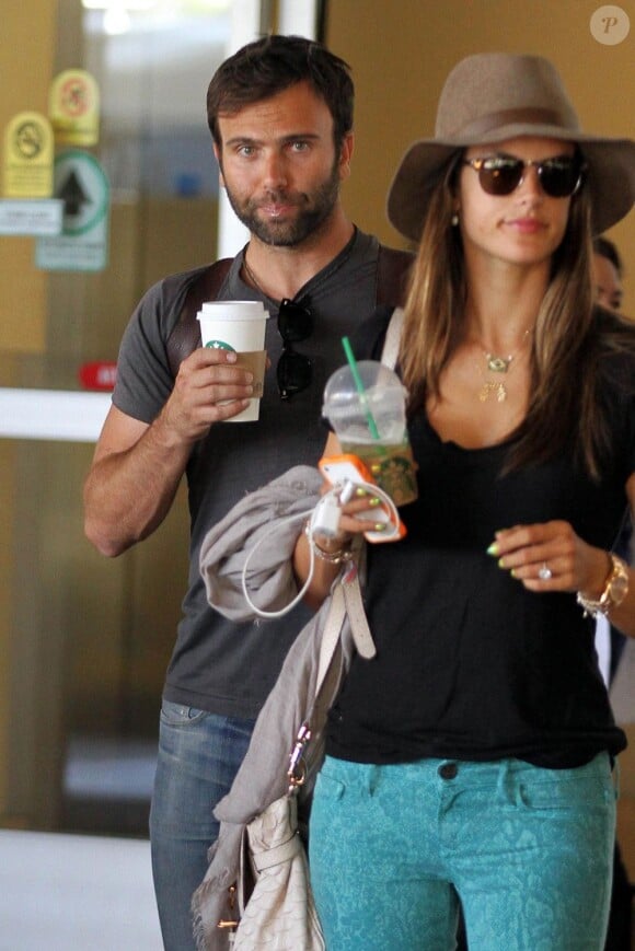 Alessandra Ambrosio, son fiancé Jaime Mazur et leurs enfants, arrivent à l'aéroport LAX de Los Angeles le 20 août 2012.