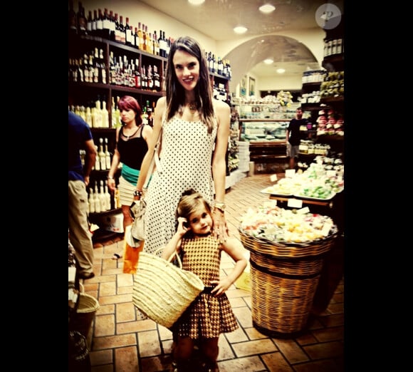Alessandra Ambrosio fait un peu de shopping en vacances en Sicile et a posté la photo sur son compte Path. Août 2012