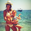 Alessandra Ambrosio en vacances avec sa famille a posté ce cliché de Sicile sur son compte Path. Ici, avec sa fille Anja. Août 2012